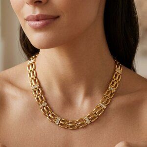 Sophisticated, minimalist-style collar necklace